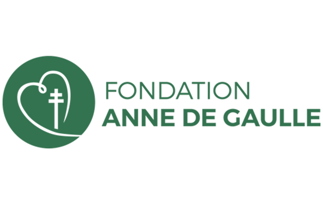 Inauguration d'un stade de football avec des personnes poly handicapées avec la Fondation Anne de Gaulle